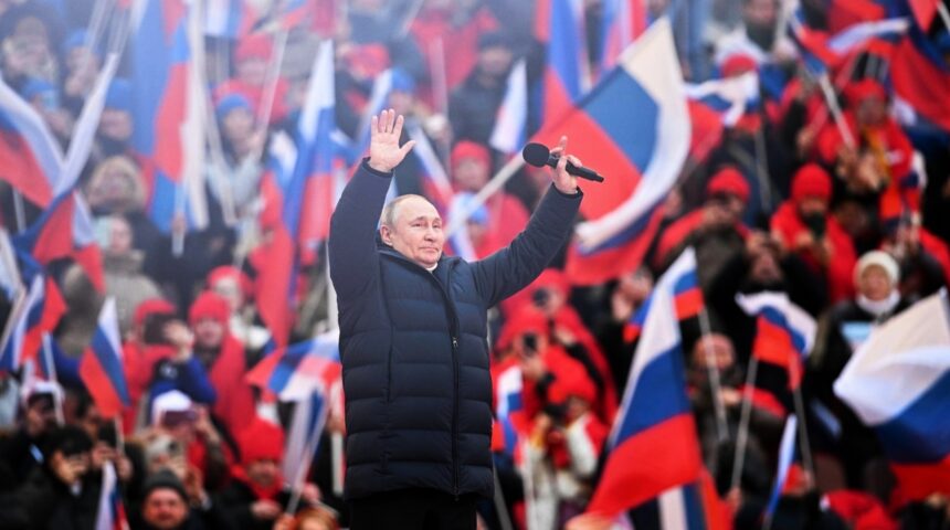 Putin come una rockstar allo stadio “Fermeremo il genocidio dei russi”